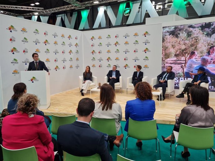 El conseller de Modelo Económico, Turismo y Trabajo, Iago Negueruela, en Fitur.