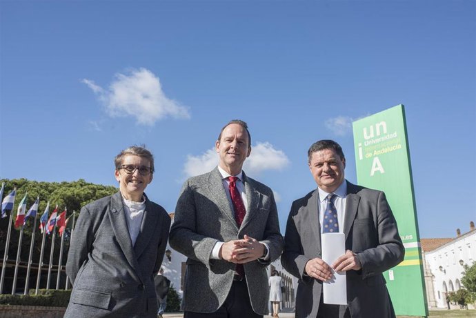 La nueva directora de sede de La Rábida de la Internacional de Andalucía, María de la O Barroso, junto al rector, José Ignacio García, y al director saliente, Agustín Galán.