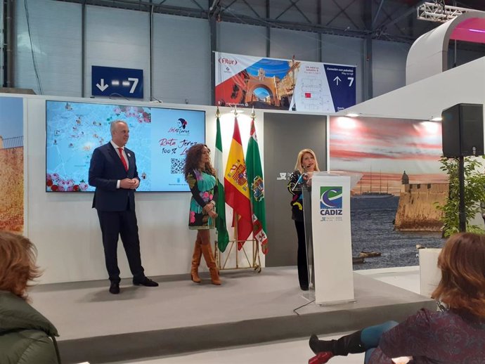 La alcaldesa de Jerez presentando el Centenario de Lola Flores junto al presidente de Diputación y a Rosario Flores.