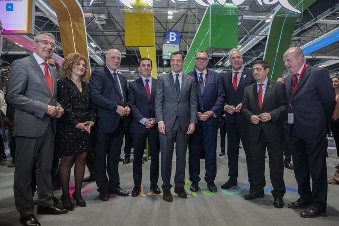 Antonio Ruiz (3 izda.), junto al presidente de la Junta (centro), el consejero de Turismo y el resto de presidentes de las diputaciones andaluzas.