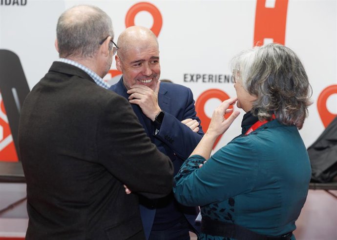 (I-D) El secretario general de CCOO Servicios, José María Martinez; el secretario general de CCOO, Unai Sordo, y la secretaria general de CCOO de Madrid, Paloma López, conversan en la inauguración del estand de CCOO de la Feria Internacional del Turismo