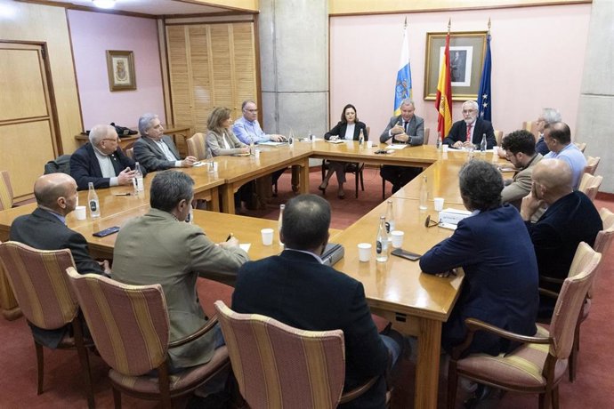 El consejero de Obras Públicas, Transportes y Vivienda del Gobierno de Canarias, Sebastián Franquis, se ha reunido hoy miércoles con representantes de la Federación de Empresarios de la Construcción (FEPECO) de Santa Cruz de Tenerife