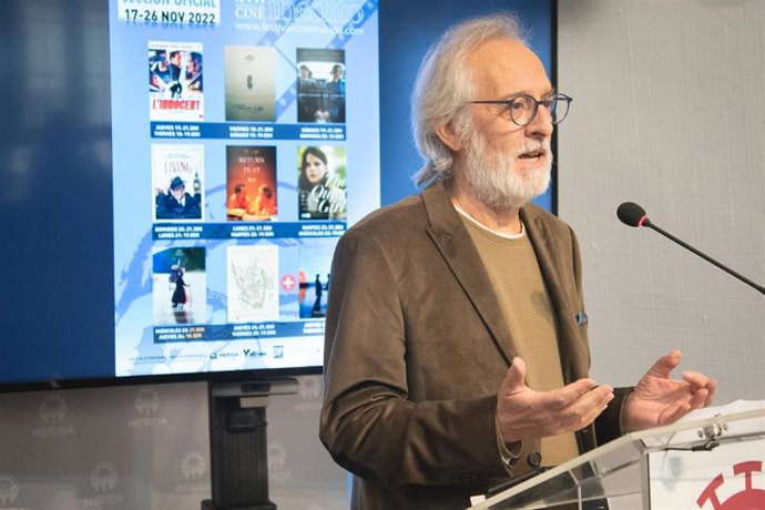 Archivo - Imagen de archivo del periodista y director del Cine Club Forum de Mérida, Ángel Briz, en una rueda de prensa