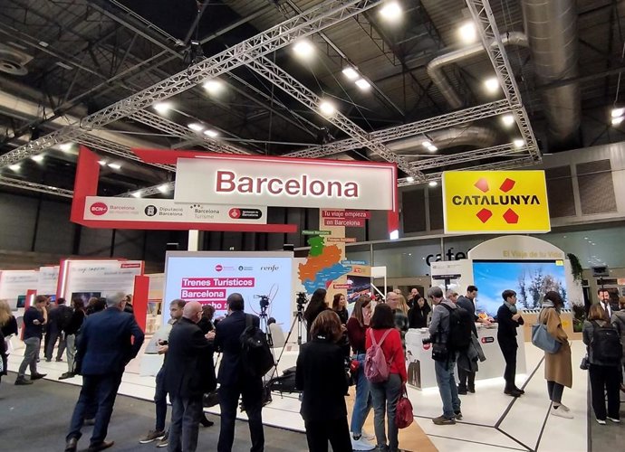 El stand que comparten la Diputación de Barcelona, el Ayuntamiento y Turisme de Barcelona en Fitur, junto al de Catalunya.