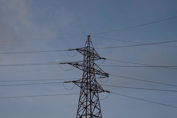 Tendido eléctrico, a 31 de diciembre de 2022, en Barcelona, Cataluña (España). El precio de la luz para los clientes de tarifa regulada vinculados al mercado mayorista ha cerrado 2022 en 209,4 euros por megavatio hora (MWh) de media, por lo que se sitúa