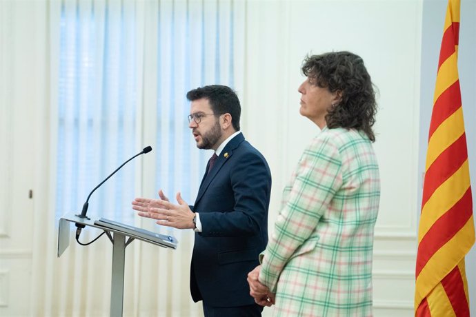 El president de la Generalitat, Pere Aragons, al costat de la consellera Teresa Jord