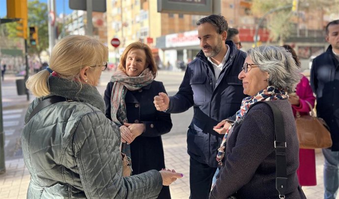 El portavoz socialista en el Ayuntamiento de Málaga, Daniel Pérez, y la edil Mari Carmen Sánchez