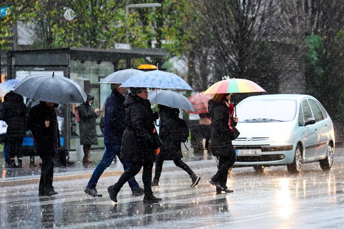 Varias personas con paraguas en Santander