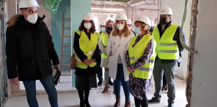 El arquitecto, Marcos Alcácera,  explica el proyecto de las obras en el Centro Asistencial de Calatayud del Instituto Aragonés de Servicios Sociales (IASS) a la consejera de de Ciudadanía y Derechos Sociales del Gobierno de Aragón, María Victoria Broto.