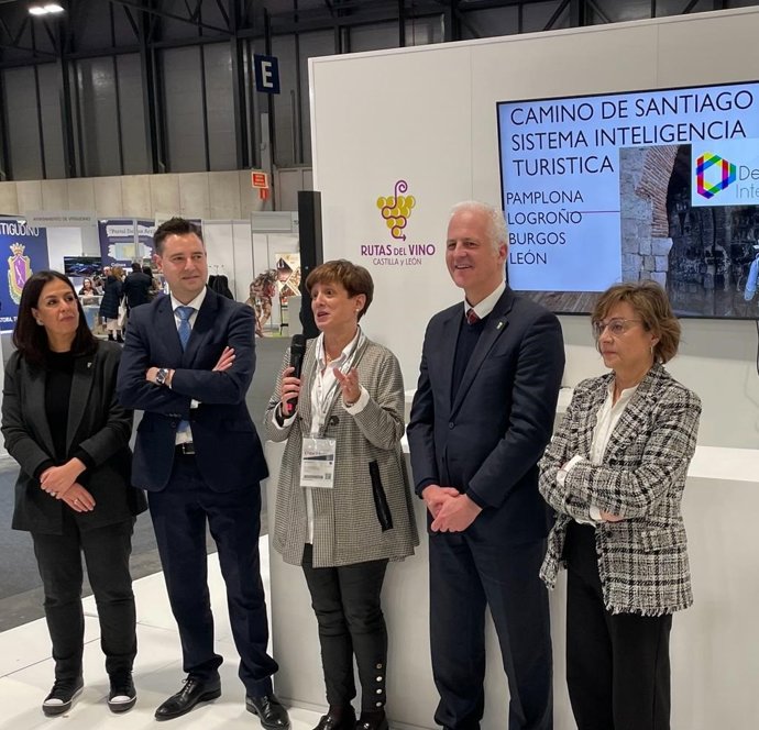 La concejala Ana Elizalde, en el centro.