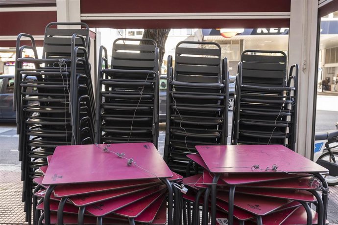Archivo - Una terraza recogida el mismo día en que ha entrado en vigor la modificada ordenanza de Terrazas de Madrid.