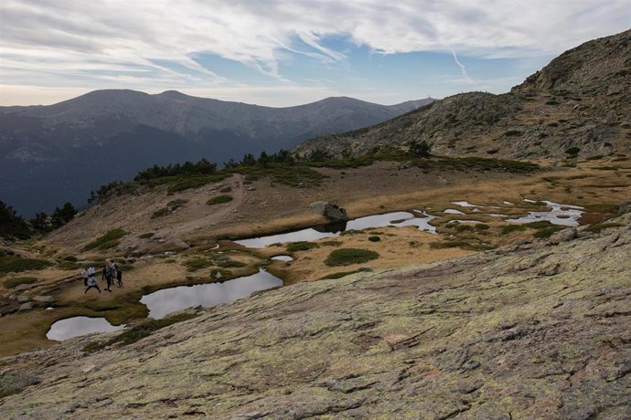 Archivo - Una zona de lagunas en el Parque Natural de la Cumbre, Circo y Lagunas de Peñalara, a 2 de noviembre de 2022, en Madrid (España). Este es un espacio natural protegido perteneciente a la Sierra de Guadarrama, en la parte alta del Valle del Lozo