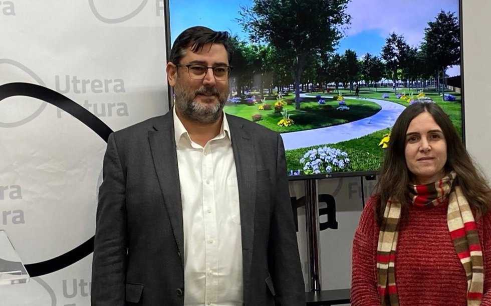 El alcalde de Utrera, José María Villalobos, y la delegada de Medio Ambiente, María José Ruiz, con la recreación a sus espaldas del diseño del nuevo parque Cristo de los Afligidos