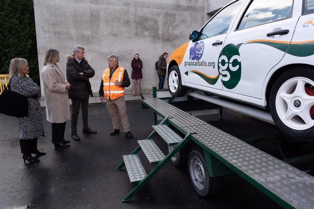 El presidente da Xunta, Alfonso Rueda, acompañado de la  conselleira de Política Social e Xuventude, Fabiola García, en la visita a las instalaciones de una autoescuela en Culleredo