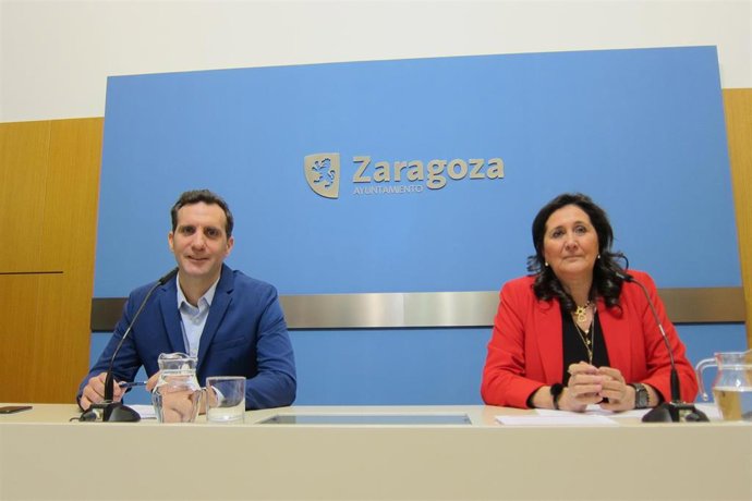 El consejero de Participación y Relación con los Ciudadanos del Ayuntamiento de Zaragoza, Javier Rodrigo, y la concejala delegada de Mayores, Paloma Espinosa.
