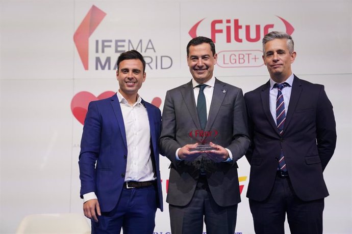 El presidente de la Junta de Andalucía, Juanma Moreno (c.), ha recibido en Madrid el Premio FITUR LGTB+, que distingue y reconoce la apuesta comprometida y sostenida del Gobierno andaluz