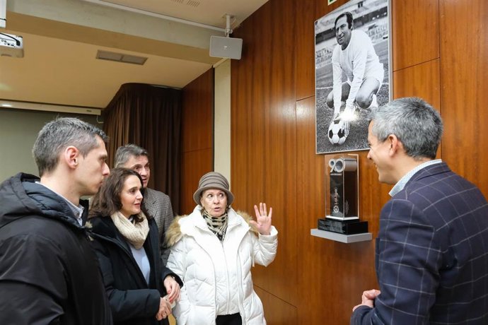 El vicepresidente y consejero de Universidades, Igualdad, Cultura y Deporte, Pablo Zuloaga, descubre la vitrina con el trofeo cedido por la familia de Paco Gento.