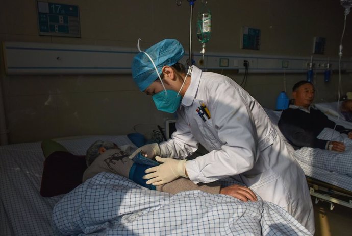 Tratamiento de pacientes de COVID-19 en Fuyang, China