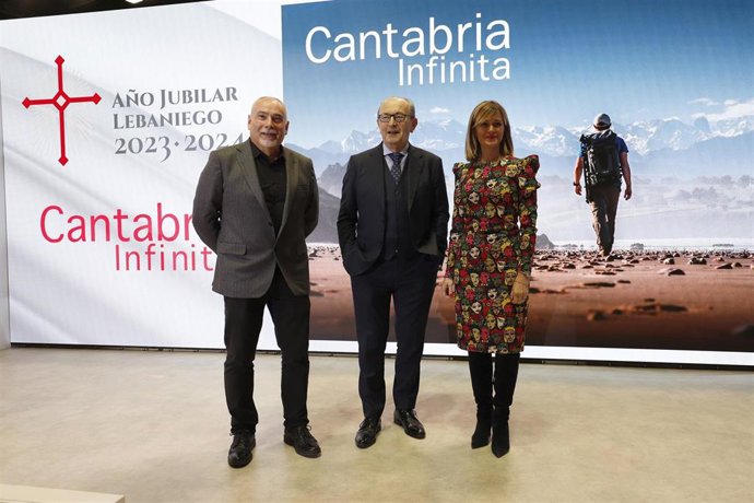 El consejero de Turismo, Javier López Marcano (centro), en Fitur 2023.
