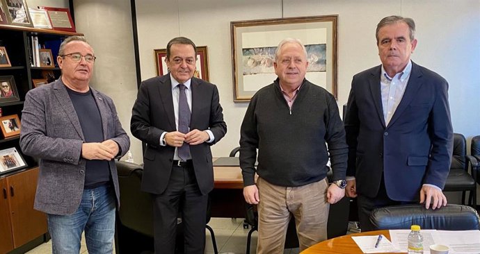 El presidente de CROEM, José María Albarracín, y los secretarios generales de  UGT y CCOO, Antonio Jiménez y Santiago Navarro