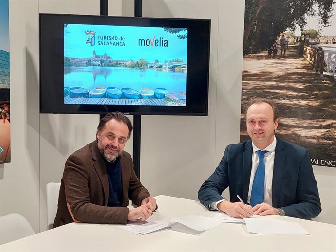 El concejal de Turismo del Ayuntamiento de Salamanca, Fernando Castaño (i), y el director general de Movelia, Christian Pauwels (d), en la firma del acuerdo en Fitur.