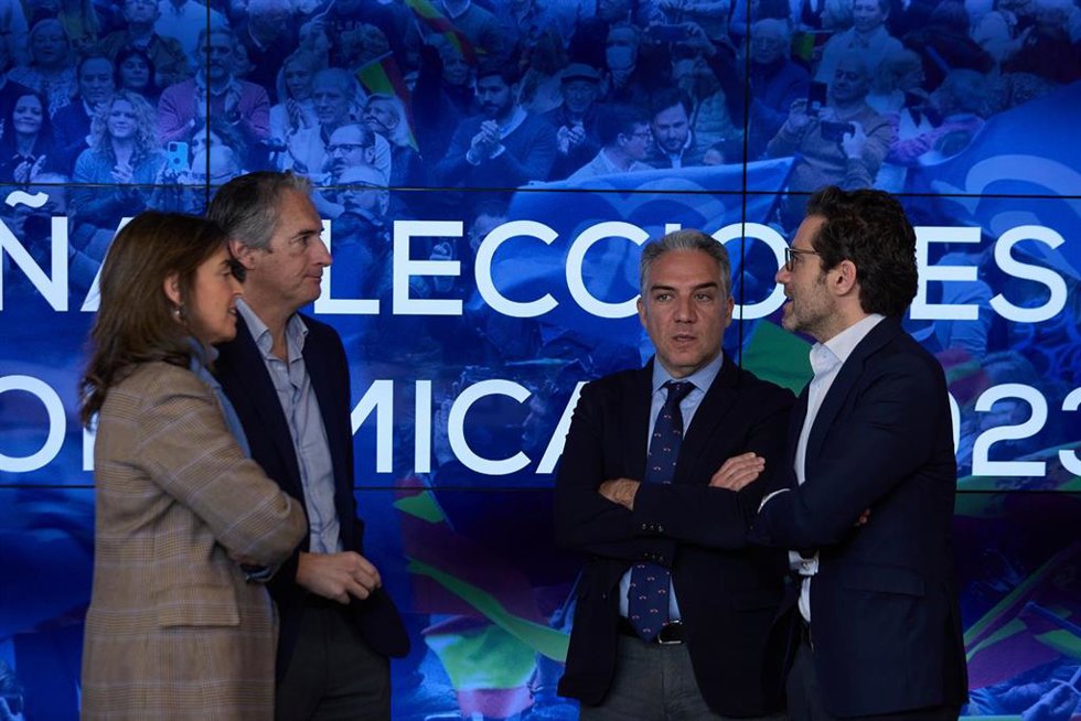 El presidente del PP nacional, Alberto Núñez Feijóo, llega junto a la secretaria general del PP, Cuca Gamarra, a la reunión del Equipo de Campaña para las próximas Elecciones Municipales y Autonómicas del 28 de mayo, en la sede del PP, a 12 de enero de 