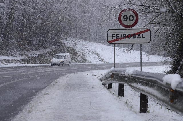 Un coche pasa por una carretera cubierta de nieve, a 18 de enero de 2023, en Ourense, Galicia (España). La Dirección General de Emergencias e Interior de la Vicepresidencia Segunda de la Xunta ha extendido la alerta naranja por nevadas al sur de Ourense, 