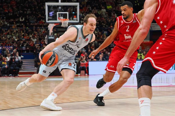 Klemen Prepelic intenta penetrar en el Armani Milán-Valencia Basket de la Euroliga 2022-2023