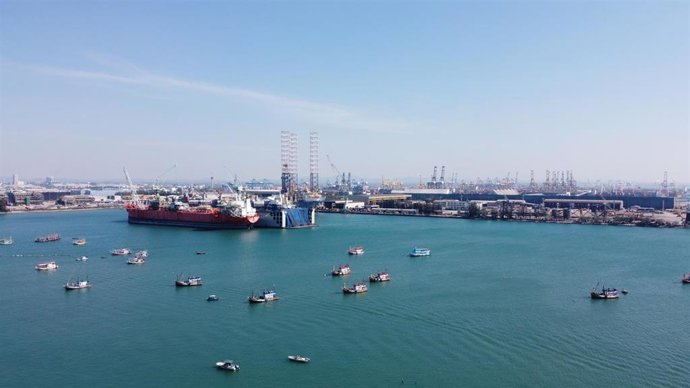 Archivo - Imagen de archivo de un petrolero atracado en el puerto de Laem Chabang, en Tailandia.