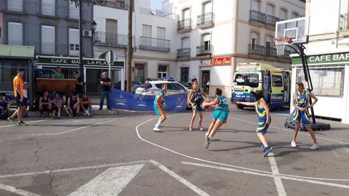 Archivo - Un partido de baloncesto en la modalidad 3x3 en la plaza de un municipio, en foto de archivo.