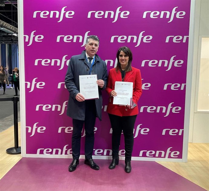 El vicealcalde de Burgos, Vicente Marañón, y la directora general de Renfe Viajeros, Sonia Araujo.