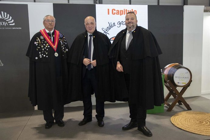 Antonio Ruiz (centro), en la presentación del I Capítulo de la Cofradía del Salmorejo en Fitur.