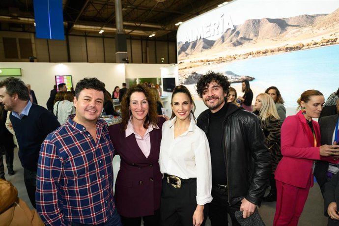 La alcaldesa de Almería junto a varios intérpretes en Fitur.