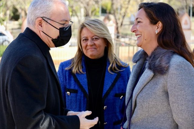 Loles Lopez con el obispo de Jaén, Sebastián Chico, y la delegada Ángela Hidalgo