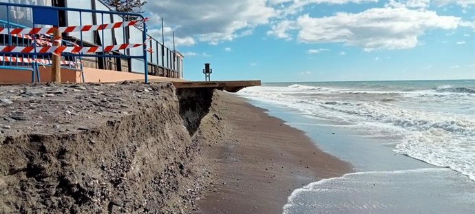 Situación en una playa de Motril tras el temporal.