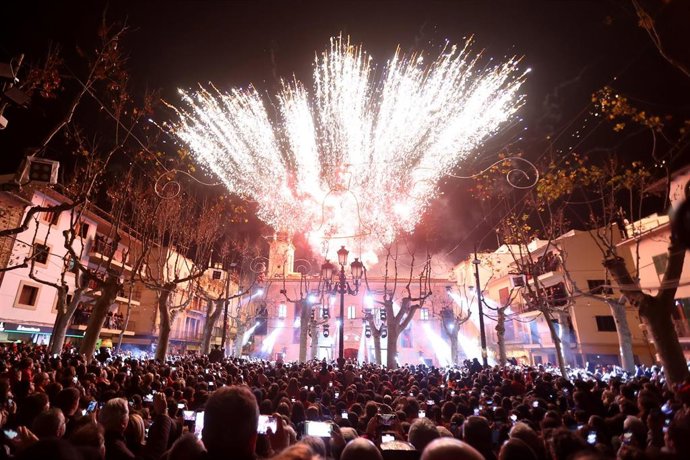 Fuegos artificiales en las fiestas de Sant Antoni, a 16 de enero de 2023, en Sa Pobla.