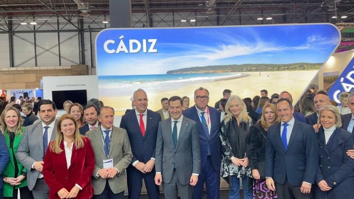 Mercedes Colombo y con Juanma Moreno en Fitur.