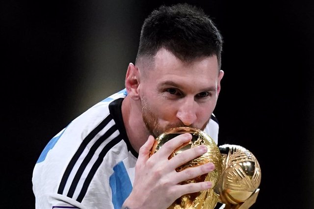 El capitán de argentina Lionel Messi besa la Copa del Mundo, tras vencer el Mundial en Catar. 