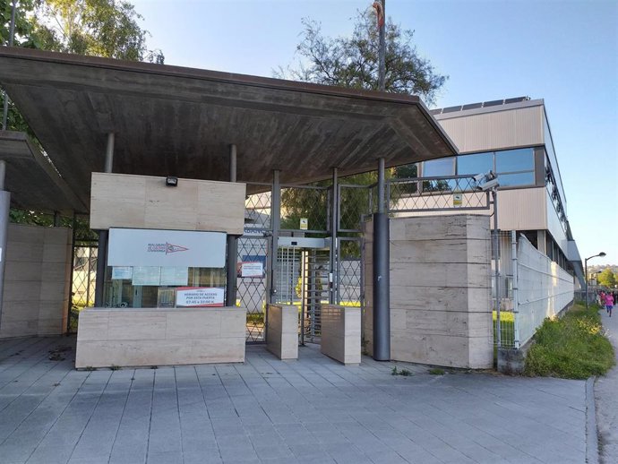 Archivo - Entrada al Real Grupo de Cultura Covadonga próxima al socavón del parque fluvial, en Gijón