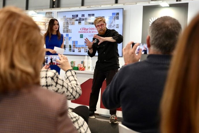 Daniel del Toro, en la demostración culinaria en el stand de Sevilla en Fitur, sobre cocina ribereña.