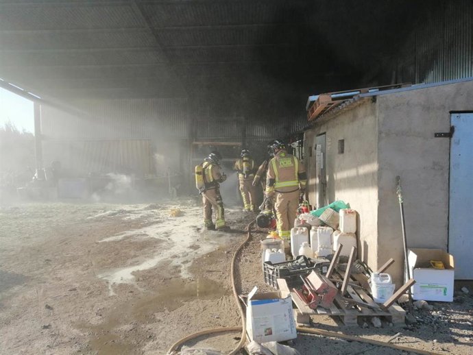 Efectivos del CEIS trabajan en la extinción de un incendio originado en una nave de porcino