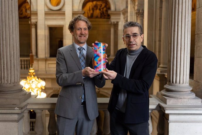 En una ceremonia en Barcelona, Helfried Carl, fundador de ECoD, presentó el premio Capital Europea de la Democracia al teniente de alcaldía Jordi Martí  Elias Pargan, libre para uso editorial.