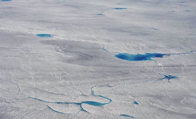 Estanques de deshielo en el margen de la capa de hielo de Groenlandia, vuelo a Kangerlussuaq, finales de junio de 2012.