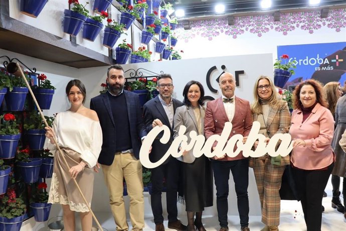 Crespín (centro), junto a otros dirigentes del PSOE cordobés, en el estand de Córdoba capital en Fitur.
