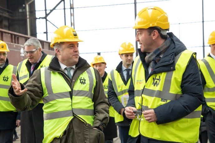 El ministro de Defensa de Reino Unido, Ben Wallace, y el presidente de Navantia, Ricardo Domínguez