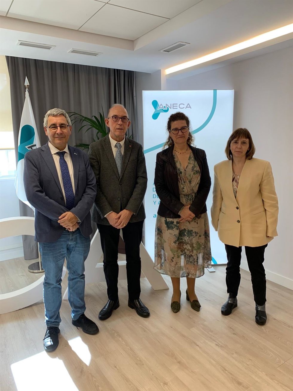 Mercedes Siles, directora de ANECA, entre Juan Carlos Ayala, rector de la Universidad de La Rioja, y Montserrat Mendoza, vicerrectora de Coordinación Académica y Calidad