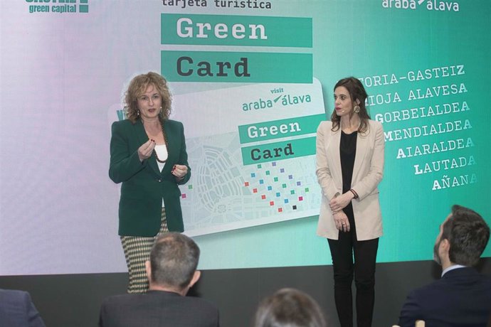 La segunda teniente diputado general y diputada foral de Fomento del Empleo, Comercio y Turismo, Cristina González, y la primera teniente de alcalde y concejala de Promoción Económica y Turismo, Maider Etxebarria, en el estand de Euskadi en Fitur