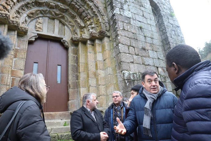 Román Rodríguez ante la fachada de la iglesia de San Lourenzo de Carboeiro