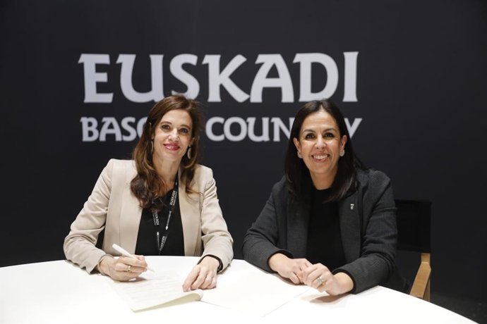 La concejala de Turismo, Esmeralda Campos, y su homóloga del Ayuntamiento de Vitoria, Maider Etxebarria, han firmado esta tarde en FITUR 2023 un nuevo convenio de colaboración para la promoción turística cruzada entre ambas ciudades