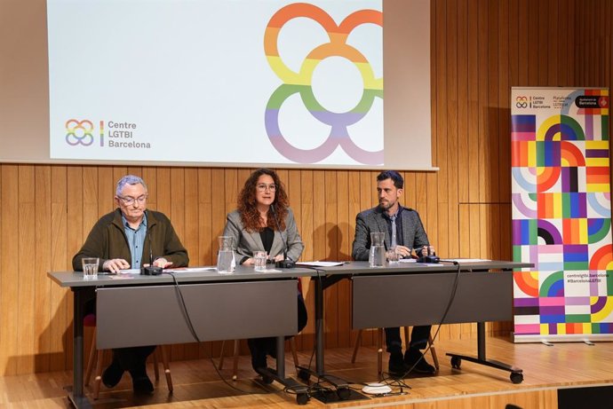 La tinent d'alcalde Laura Pérez, el president de Plataforma d'Entitats LGTBI de Catalunya, Manuel Peinado, i el subdirector del centre Enric Vil